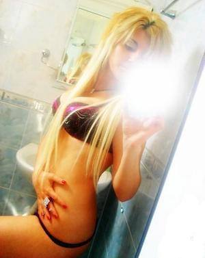 Fiona (22) in Washington | Casual Dating with Older Men
